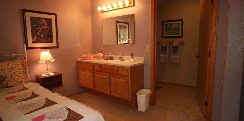 Western Pleasure Guest Ranch Sandpoint Exterior foto